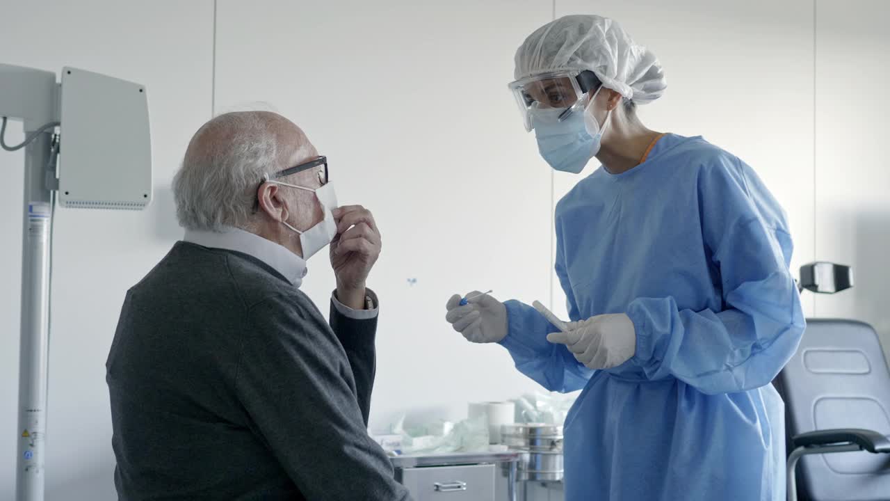 医生取老年患者拭子检测样本，PCR视频素材