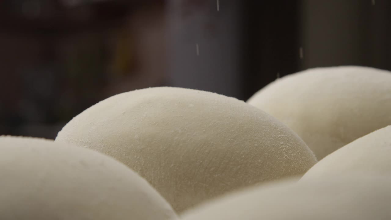 面粉筛披萨面团的特写镜头与厨房的背景视频下载