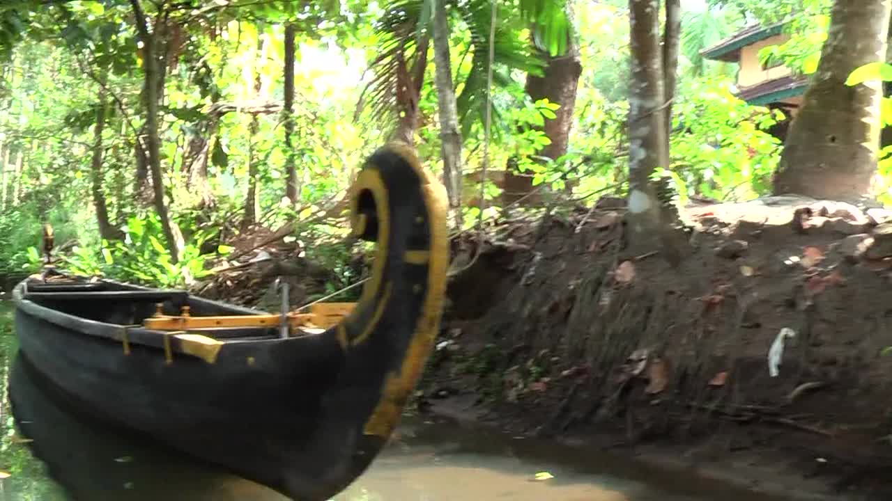 在印度喀拉拉邦的科钦，独木舟游览科钦的回水运河。视频素材