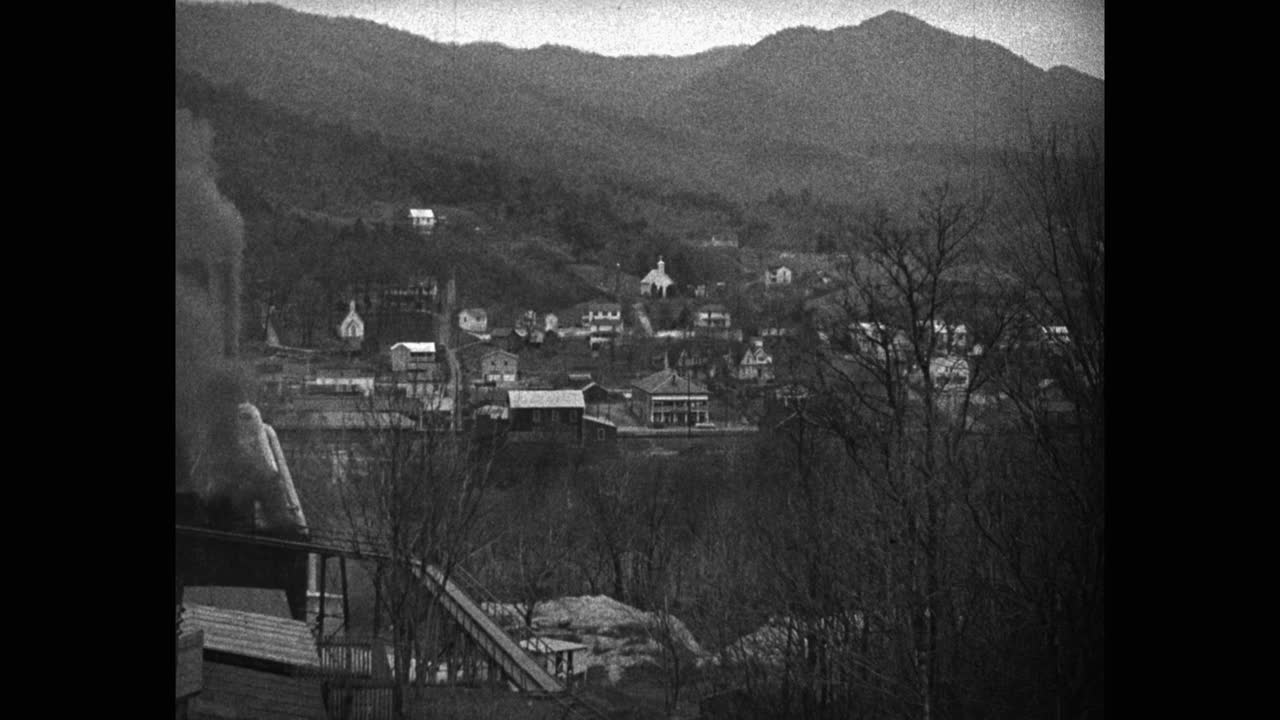 美国新英格兰，浓烟从烟囱中释放出来，背景是山上的村庄视频下载