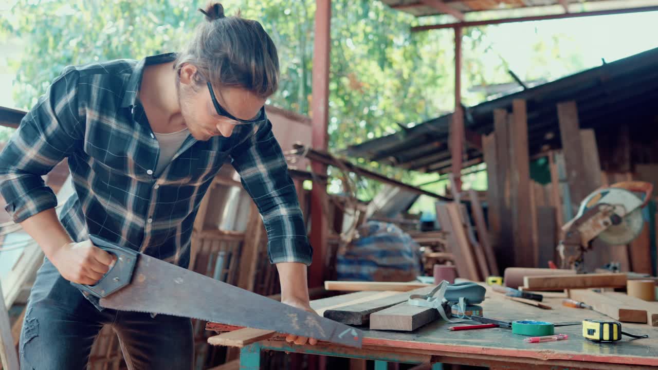 木工用木头工作的木匠视频素材