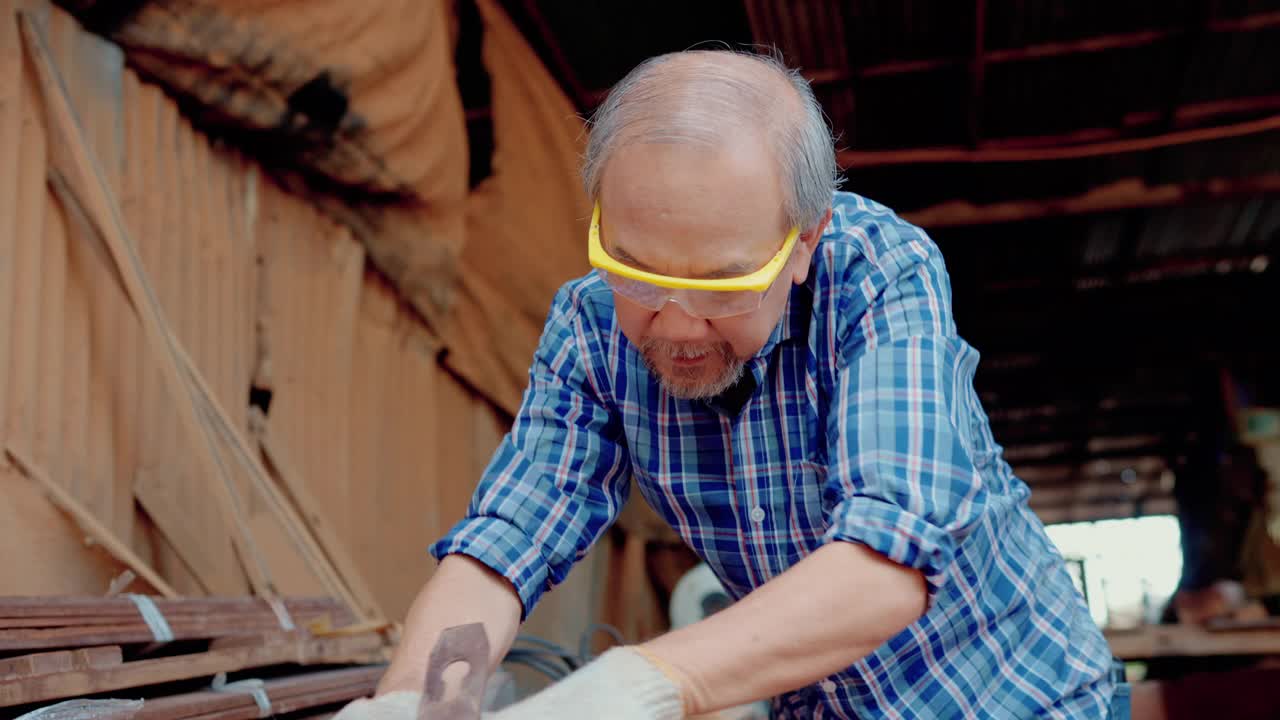 做木工的老人。视频素材