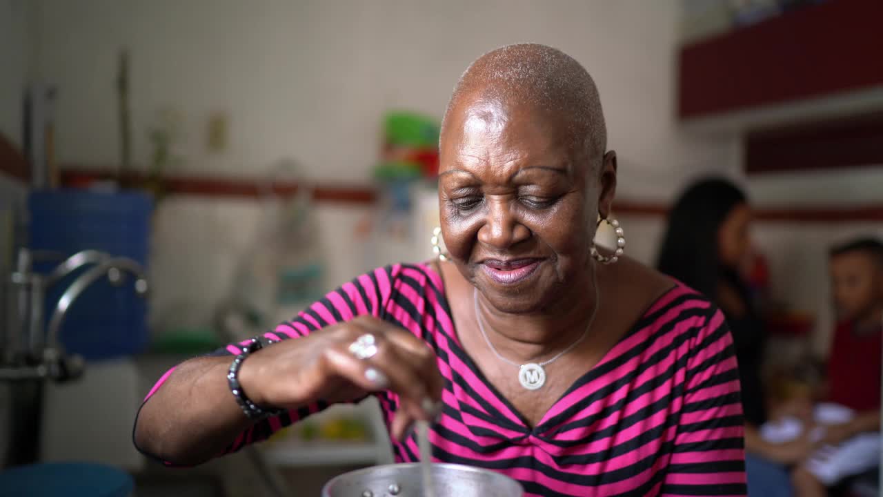 一位年长妇女在家煮咖啡的肖像视频素材