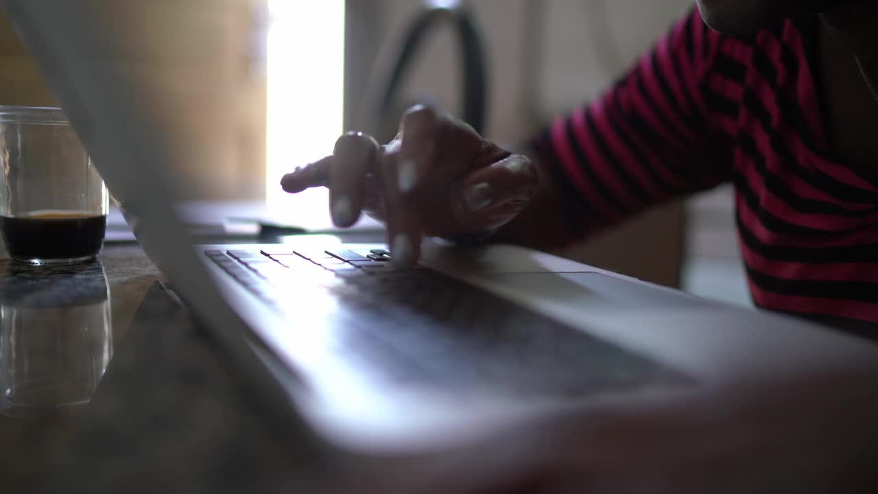 在家里使用笔记本电脑的资深女性视频下载