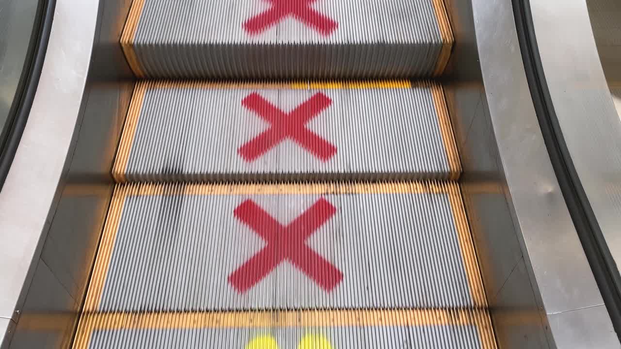 自动扶梯上的脚印标志，避免感染冠状病毒病视频下载