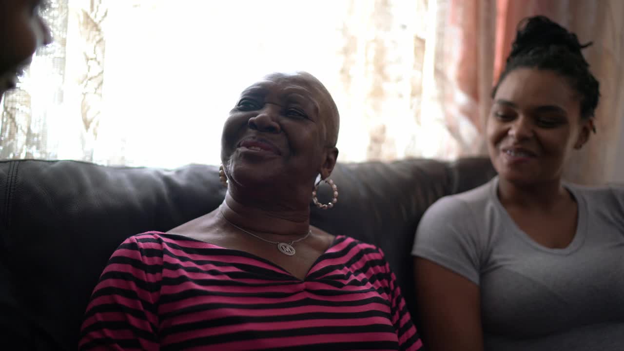 祖母和女儿在家里放松和聊天视频素材