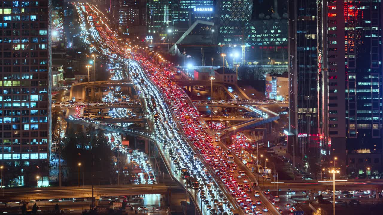 北京金融区的时间推移图，国贸路十字路口挤满了通勤者视频下载