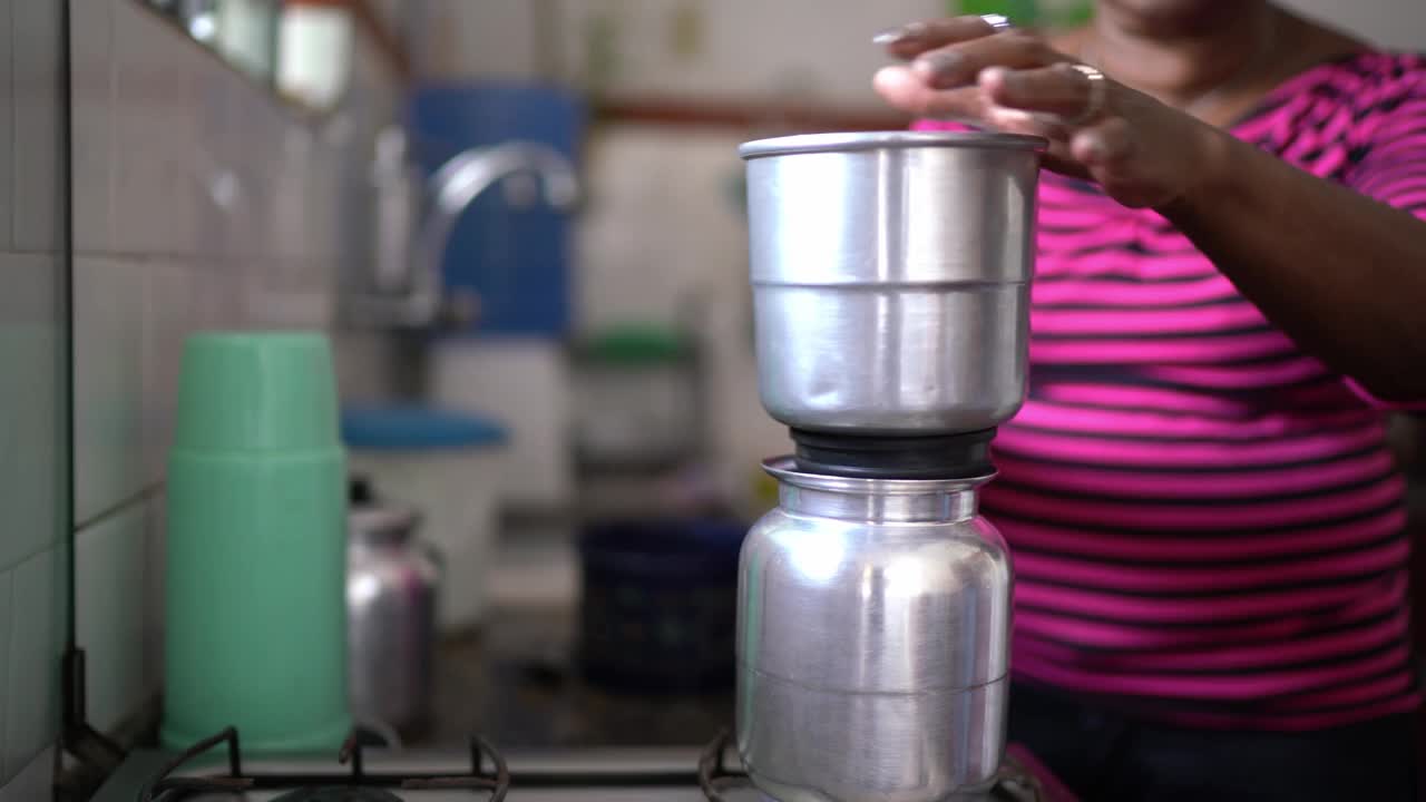 老妇人在家里煮咖啡视频素材