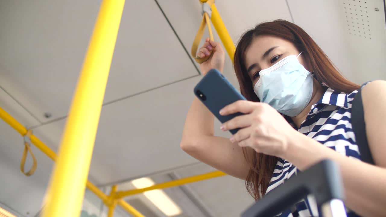 在火车上戴面具的女人视频素材