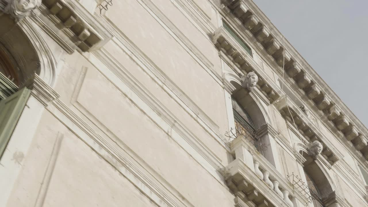 在威尼斯，步行与雕塑和阳台华丽的正面。视频素材