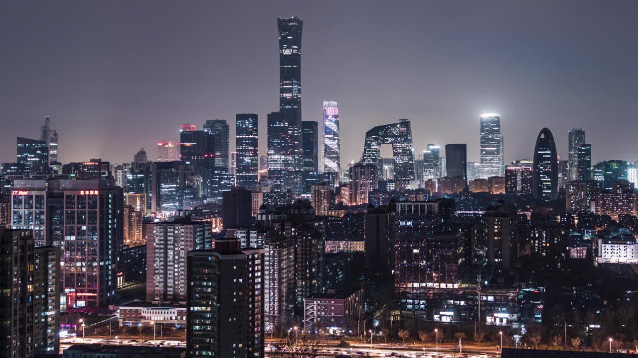 T/L PAN鸟瞰图北京天际线和市中心在晚上/北京，中国视频下载