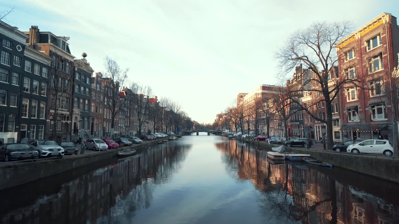 阿姆斯特丹水渠，城市天际线，运河滨水，荷兰视频素材