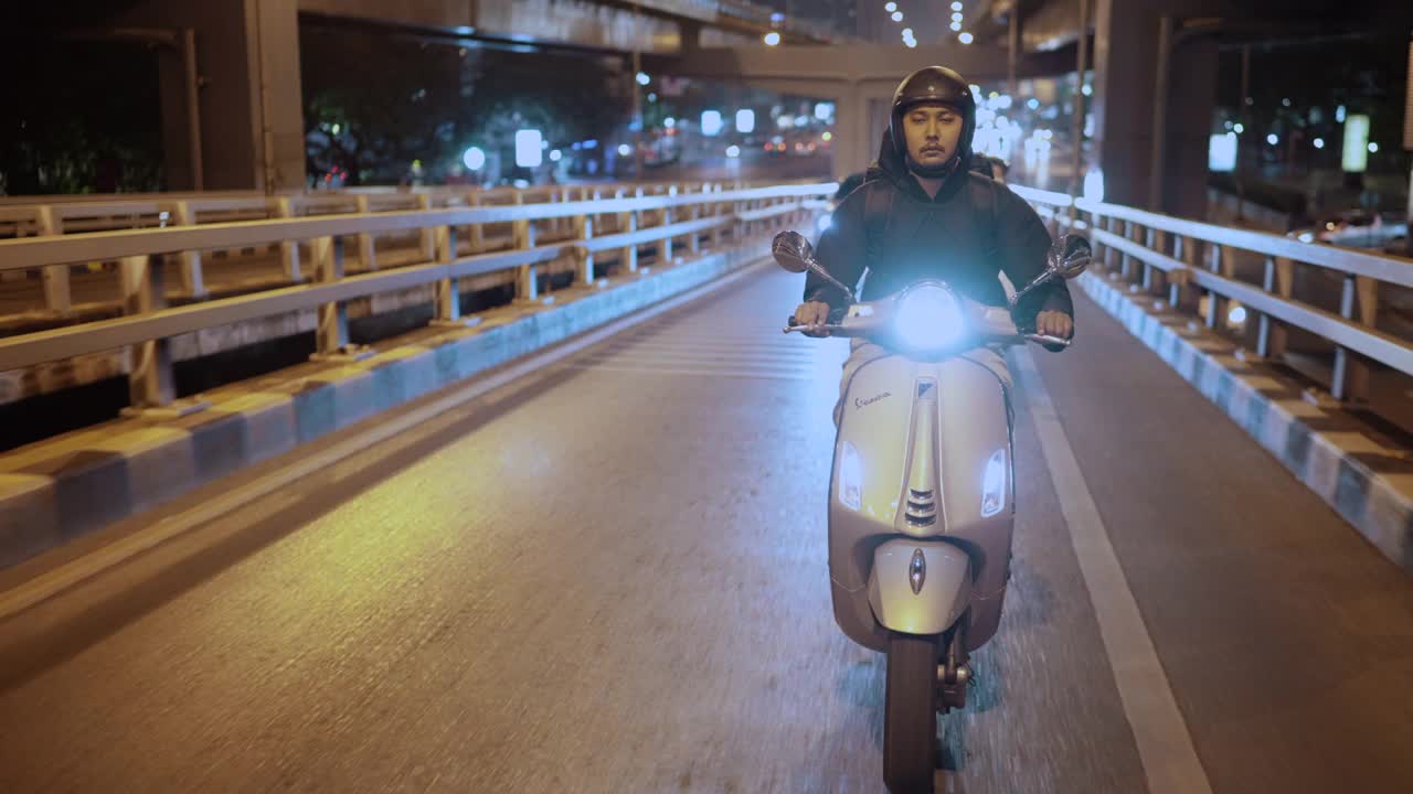 晚上在城市里骑摩托车的快递员视频下载