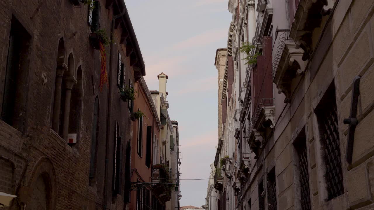 意大利威尼斯狭窄巷子里的传统民居建筑视频下载