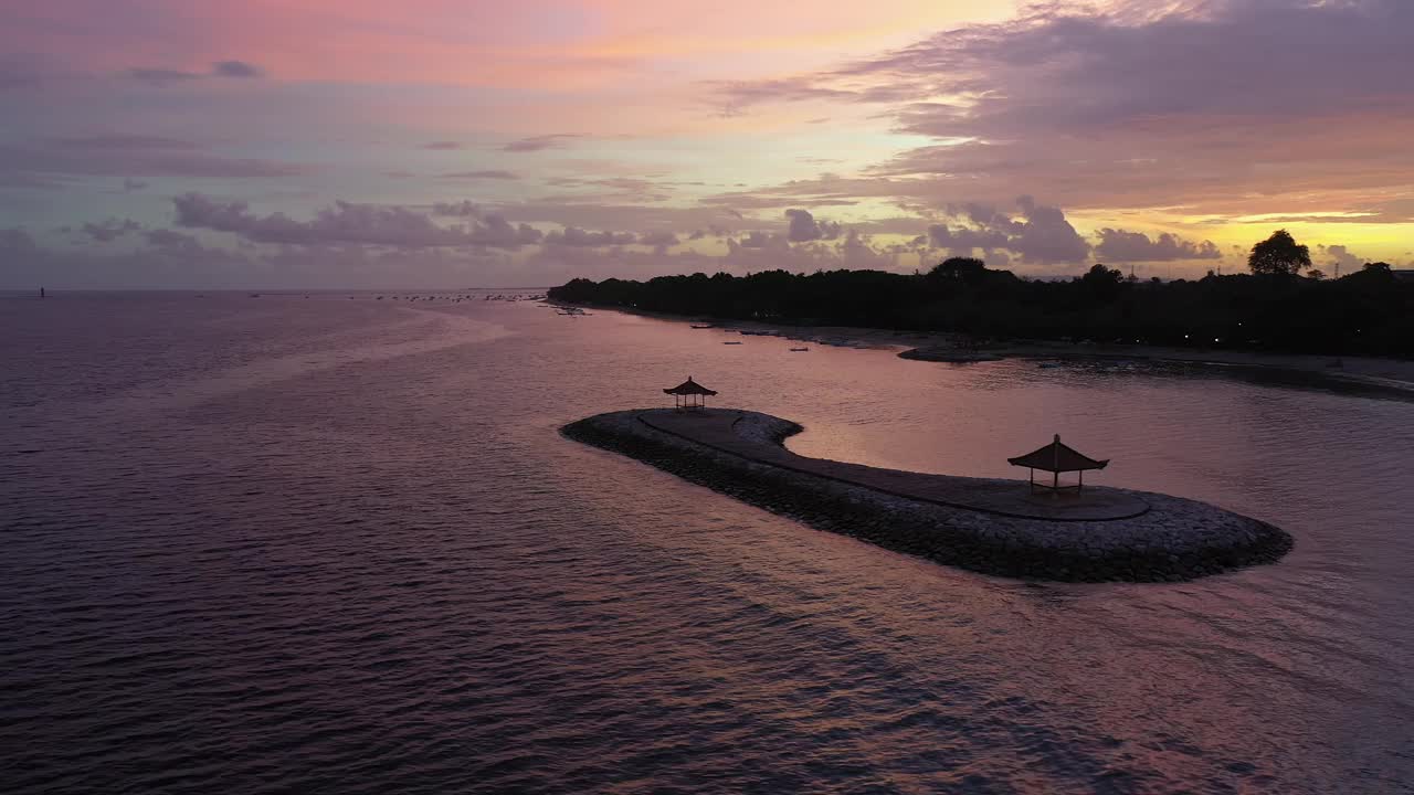 巴厘日落时萨努尔海滩的无人机镜头视频下载