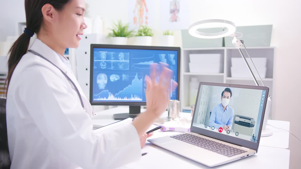 平板电脑上的远程医疗概念视频素材