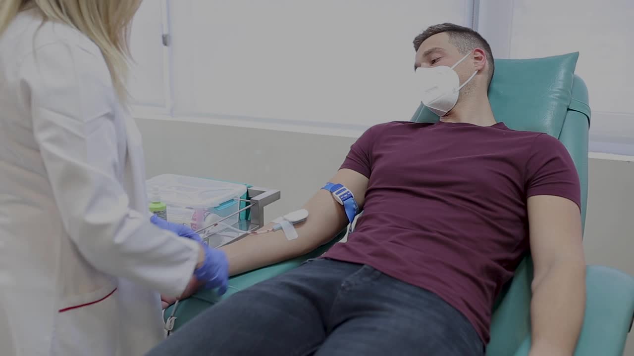 年轻人在血库献血视频下载