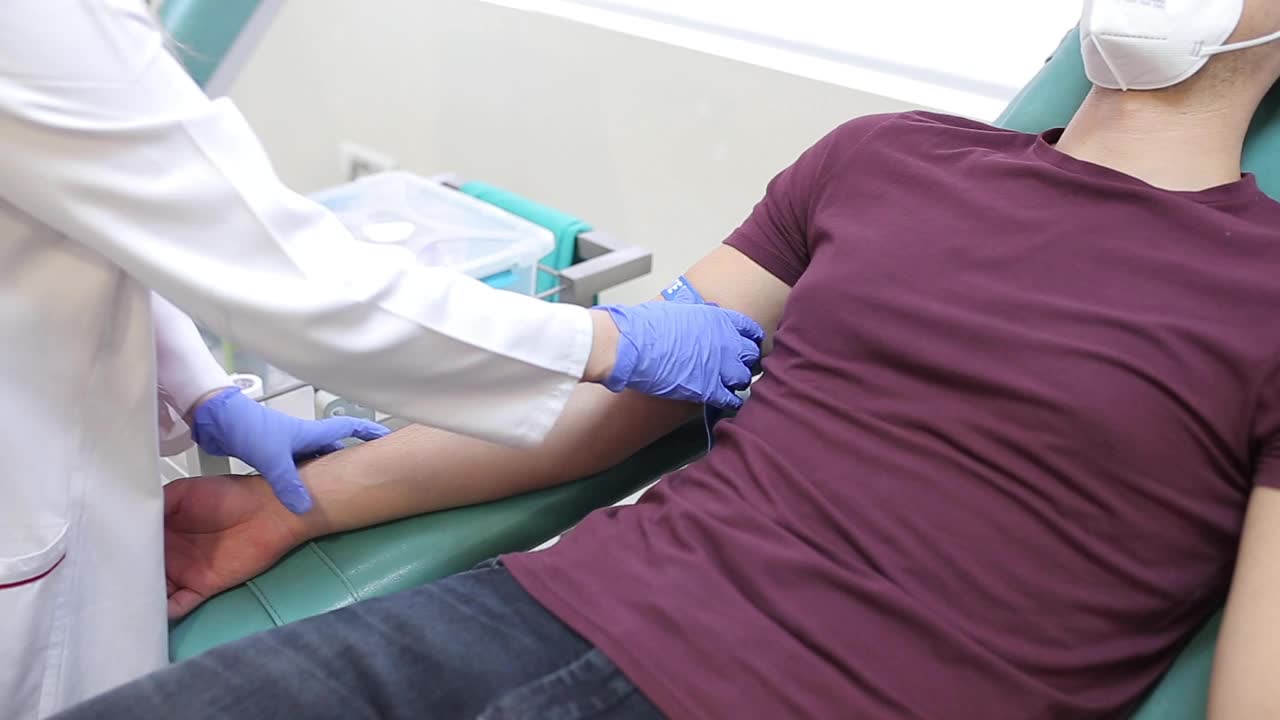 年轻人在血库献血视频下载