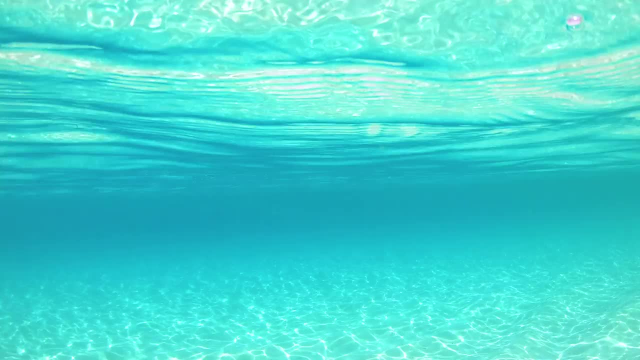 泰国的热带蓝色海洋和水下的白沙。视频素材