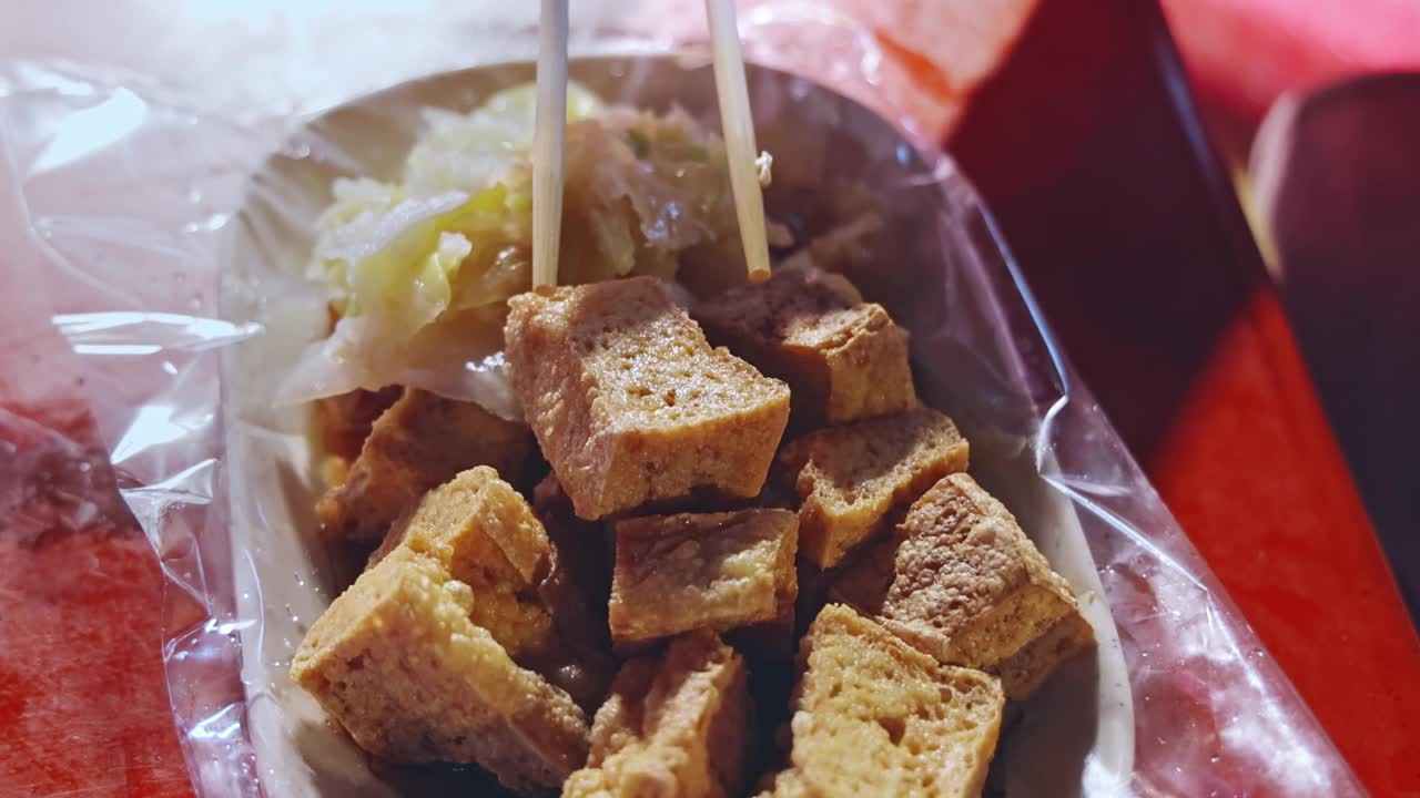 吃臭豆腐的特写视频下载