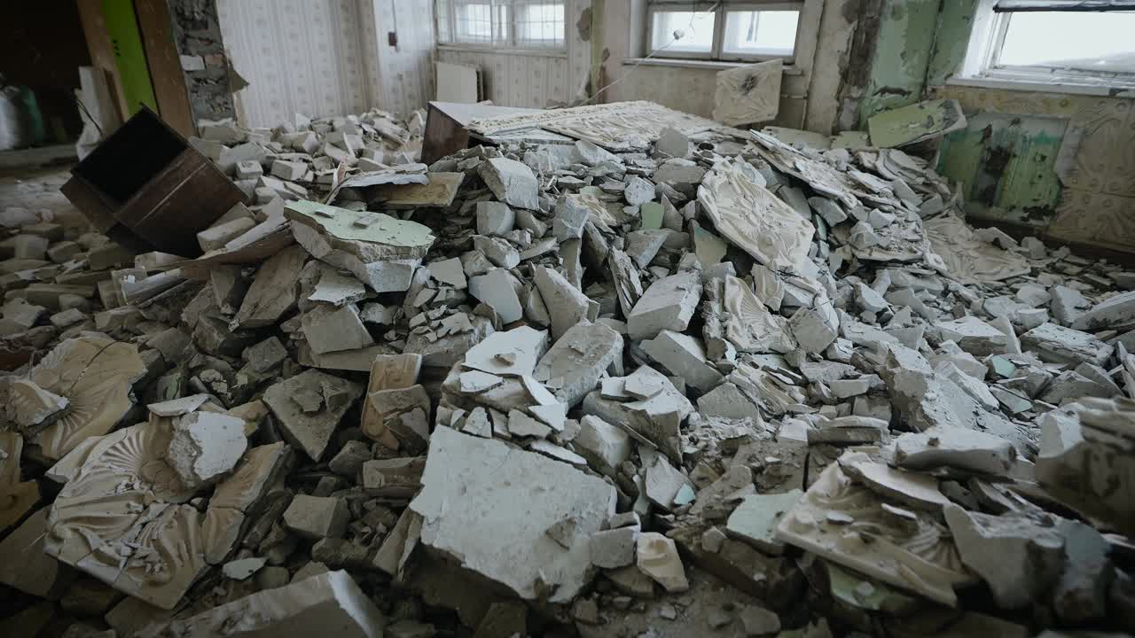 强烈地震对室内的影响。城墙和通讯被毁视频素材