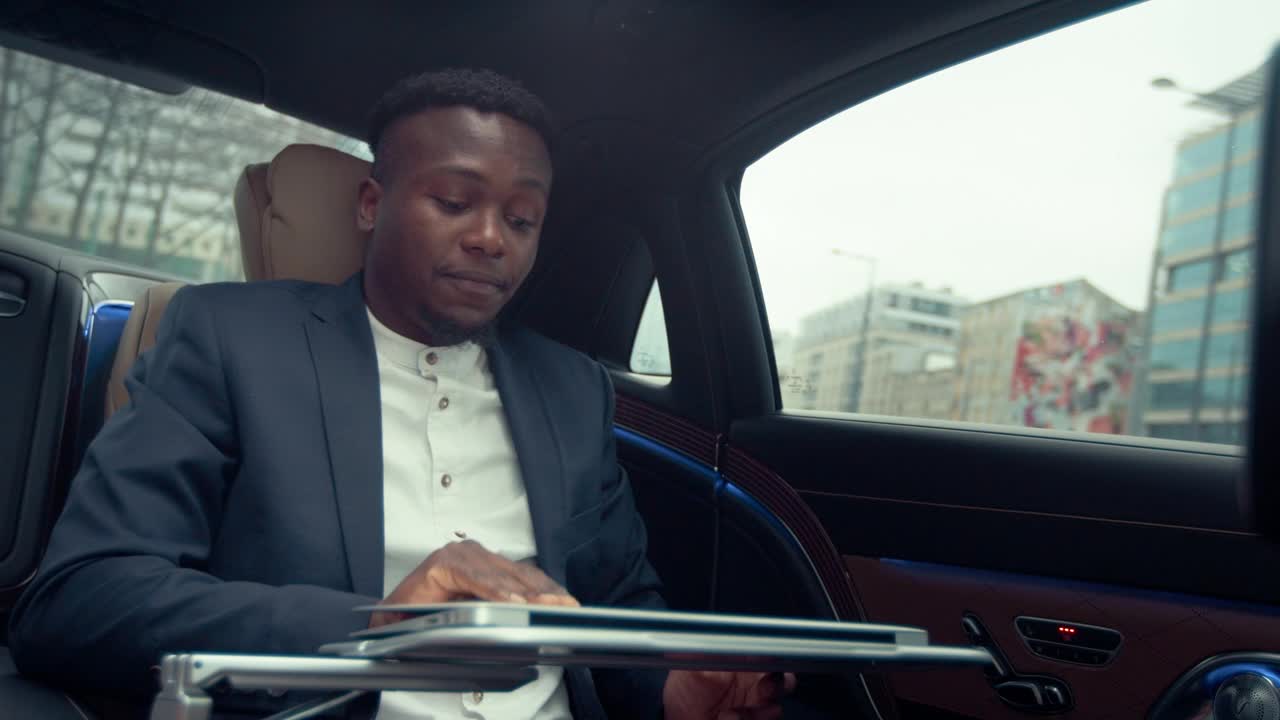 非洲商人在出租车上，在后座工作视频下载