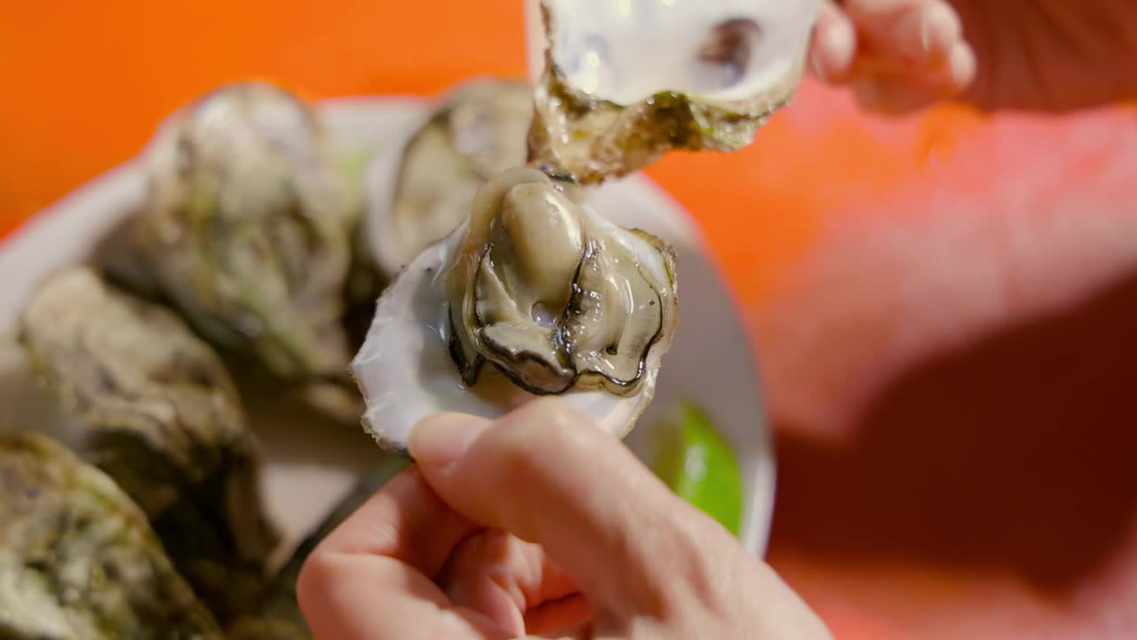 吃牡蛎的特写视频下载