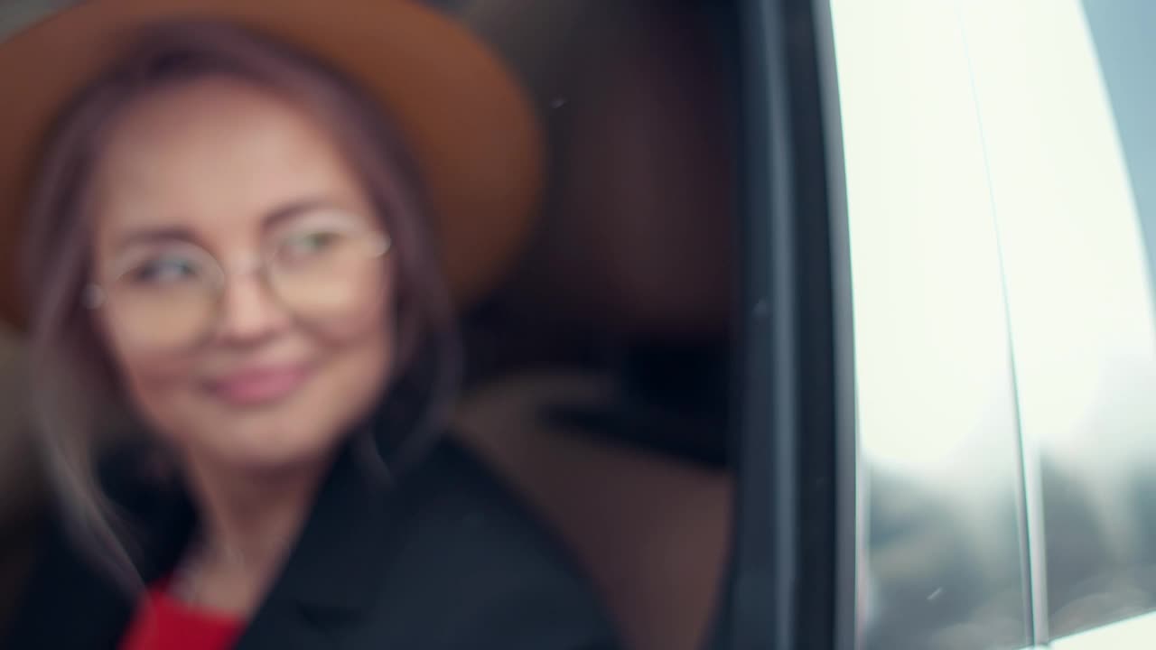 微笑的女人拿着她新车的钥匙视频素材