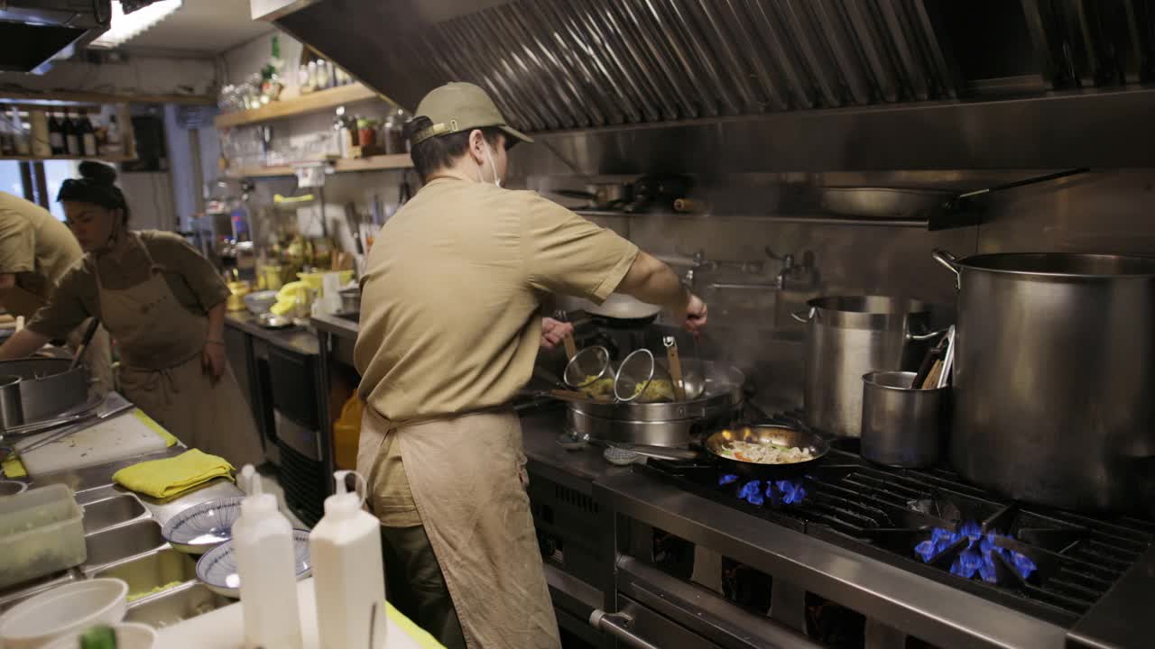 厨师在厨房做饭视频素材