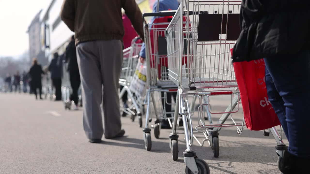 购物者在超市外排队视频下载