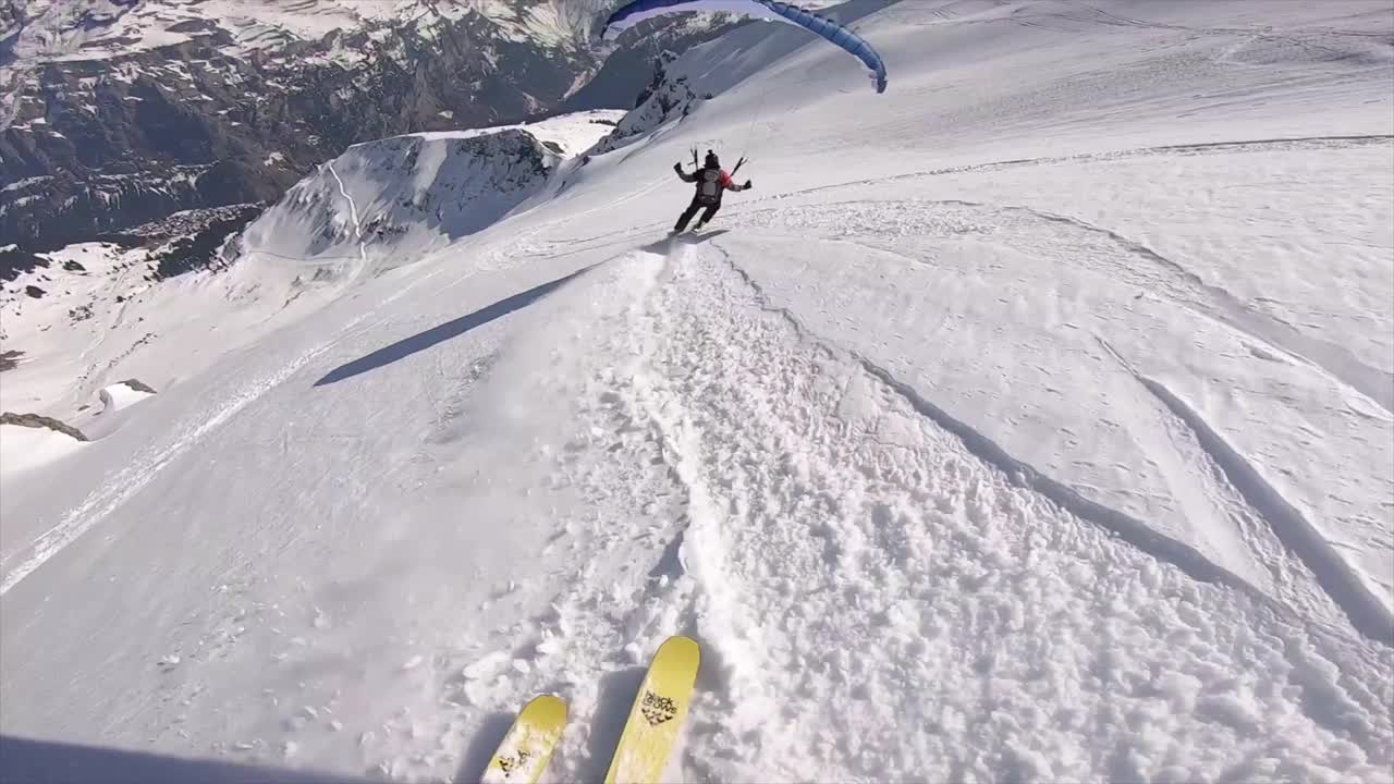 从速度飞行的角度看，骑降落伞，滑翔伞，滑雪下山。视频素材