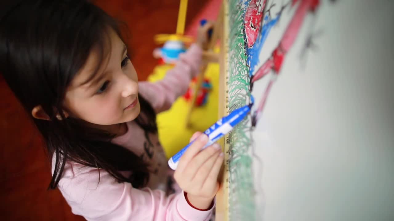 有创造力的小女孩喜欢在白板上画画视频素材