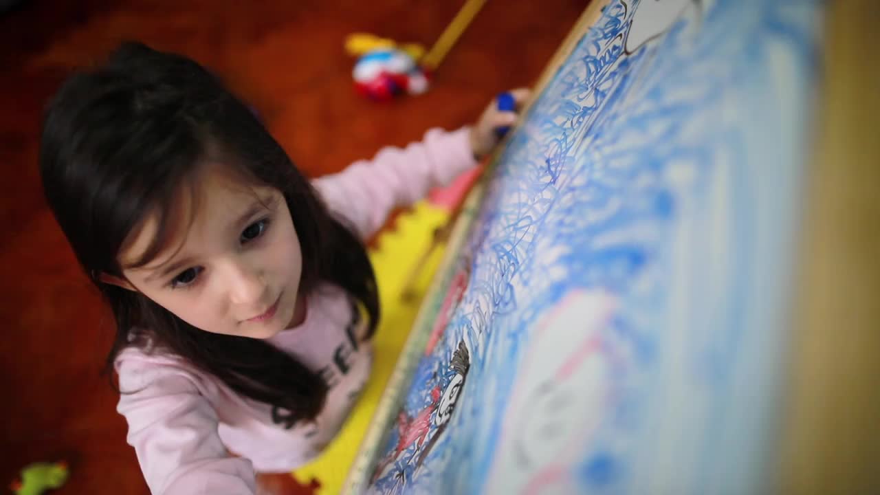 女孩在家里的白板上画画，表达她的创造力视频素材