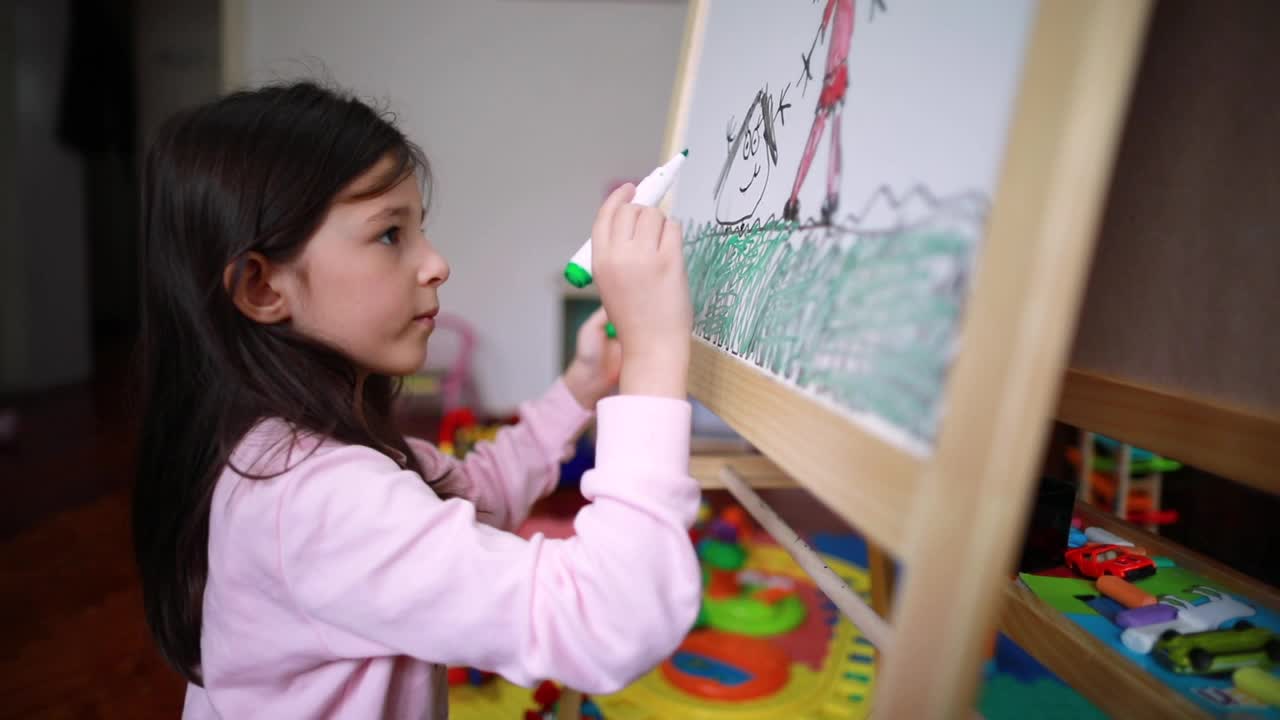 有创造力的小女孩喜欢在白板上画画视频素材