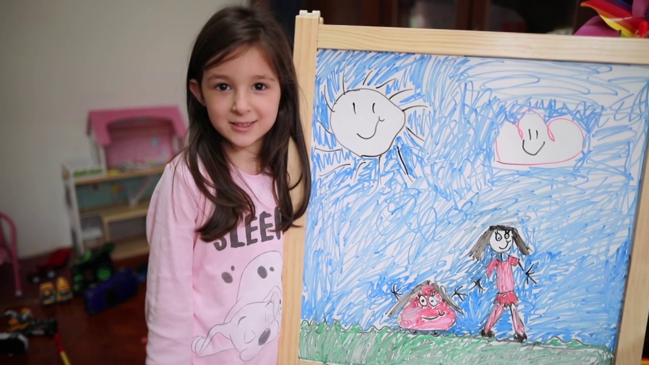 可爱的小女孩和她的孩子在家里的白板上画画视频下载