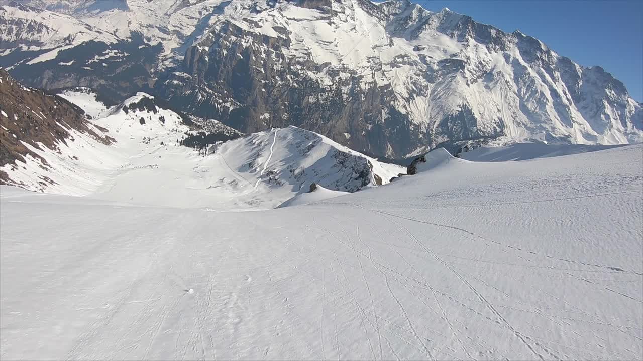 POV视角的速度飞行骑降落伞滑翔伞，滑雪下山。视频素材