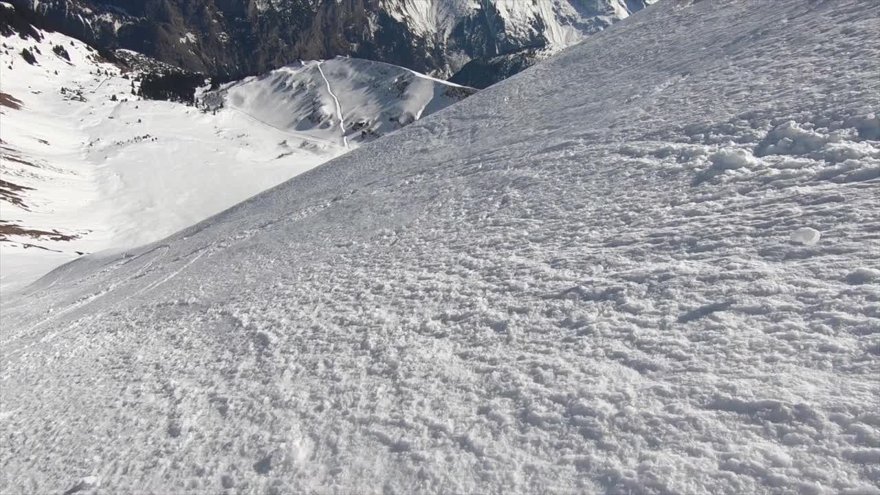 POV视角的速度飞行骑降落伞滑翔伞的阴影，滑雪下山的雪景。视频素材