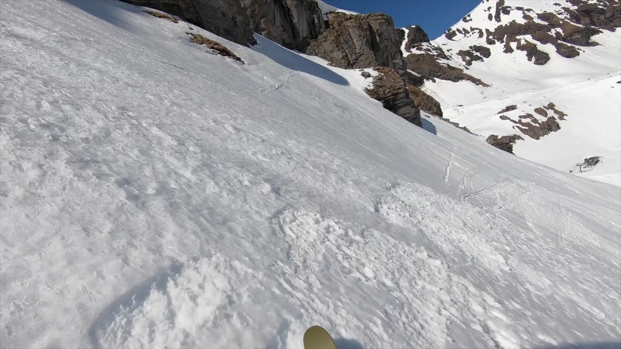 POV视角的速度飞行骑降落伞滑翔伞的阴影，滑雪下山的雪景。视频素材