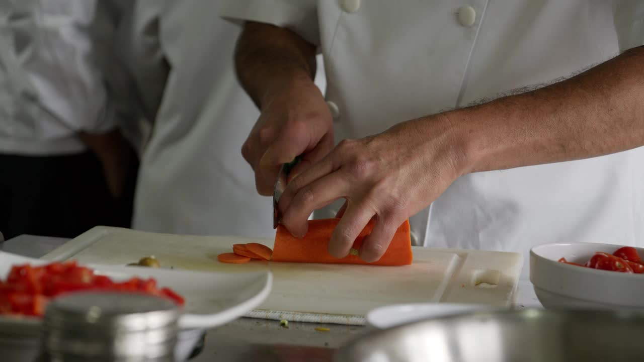 陌生的副厨师长正在切胡萝卜做沙拉视频素材