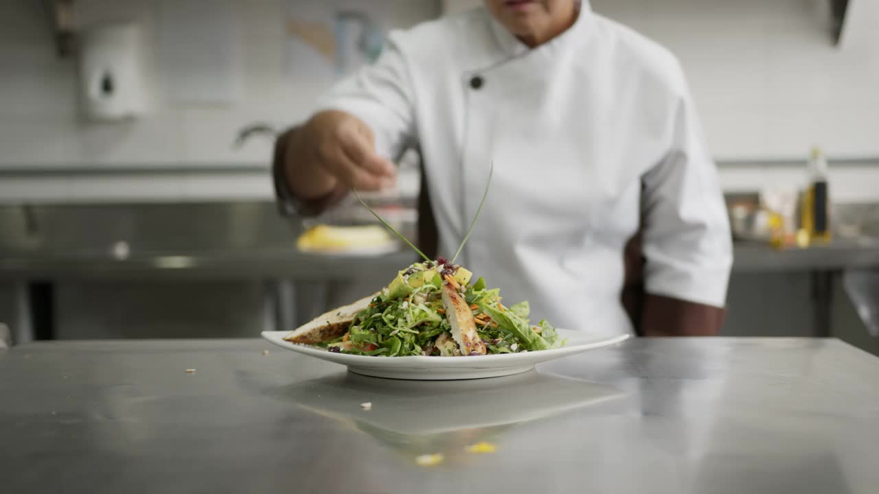 拉丁美洲女厨师在餐馆为顾客装饰沙拉视频素材