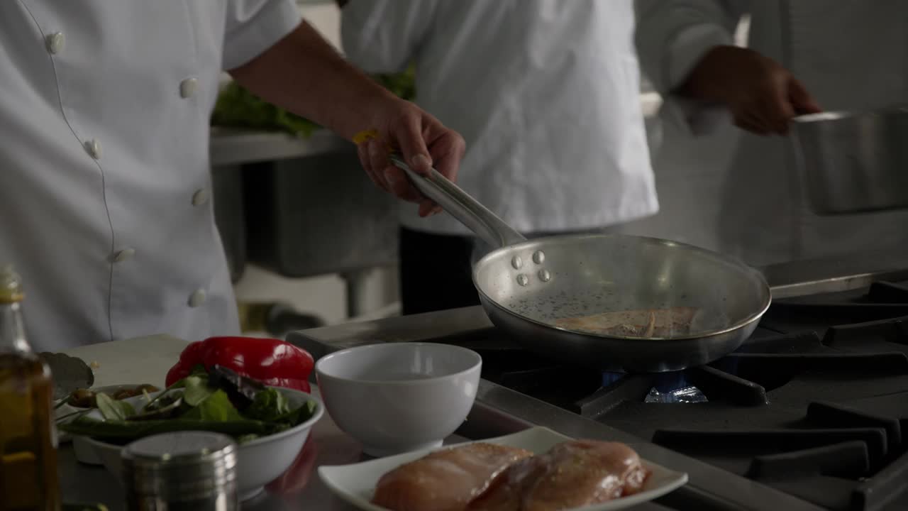 在餐馆里准备食物的不知名的厨师和烹饪助手团队视频下载