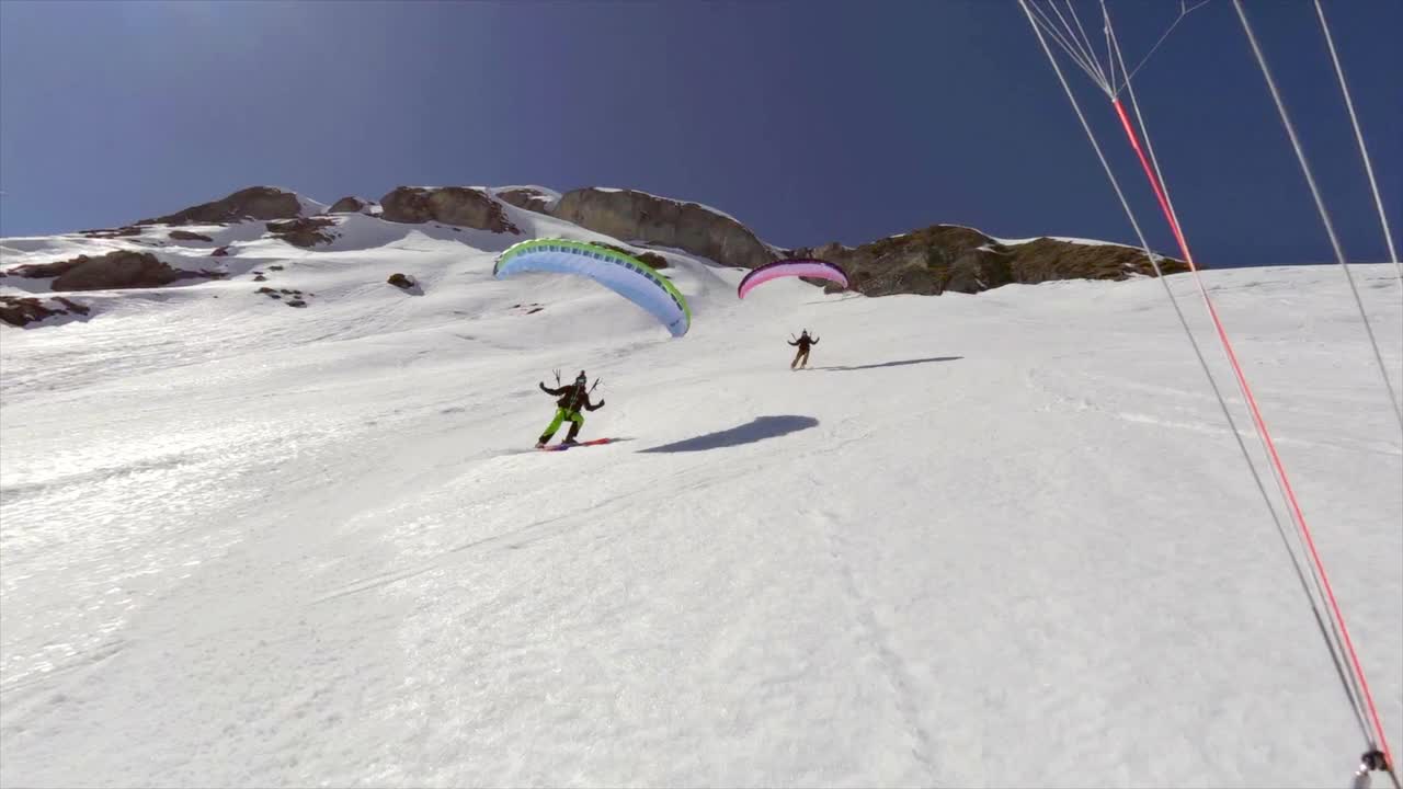 POV视角的速度飞行骑降落伞滑翔伞，滑雪下山。视频素材