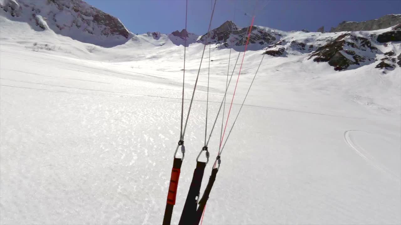 POV视角的速度飞行骑降落伞滑翔伞，滑雪下山。视频下载