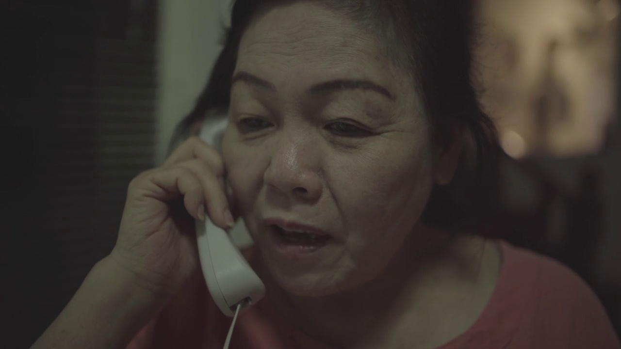 一个亚洲女人在打电话。视频素材