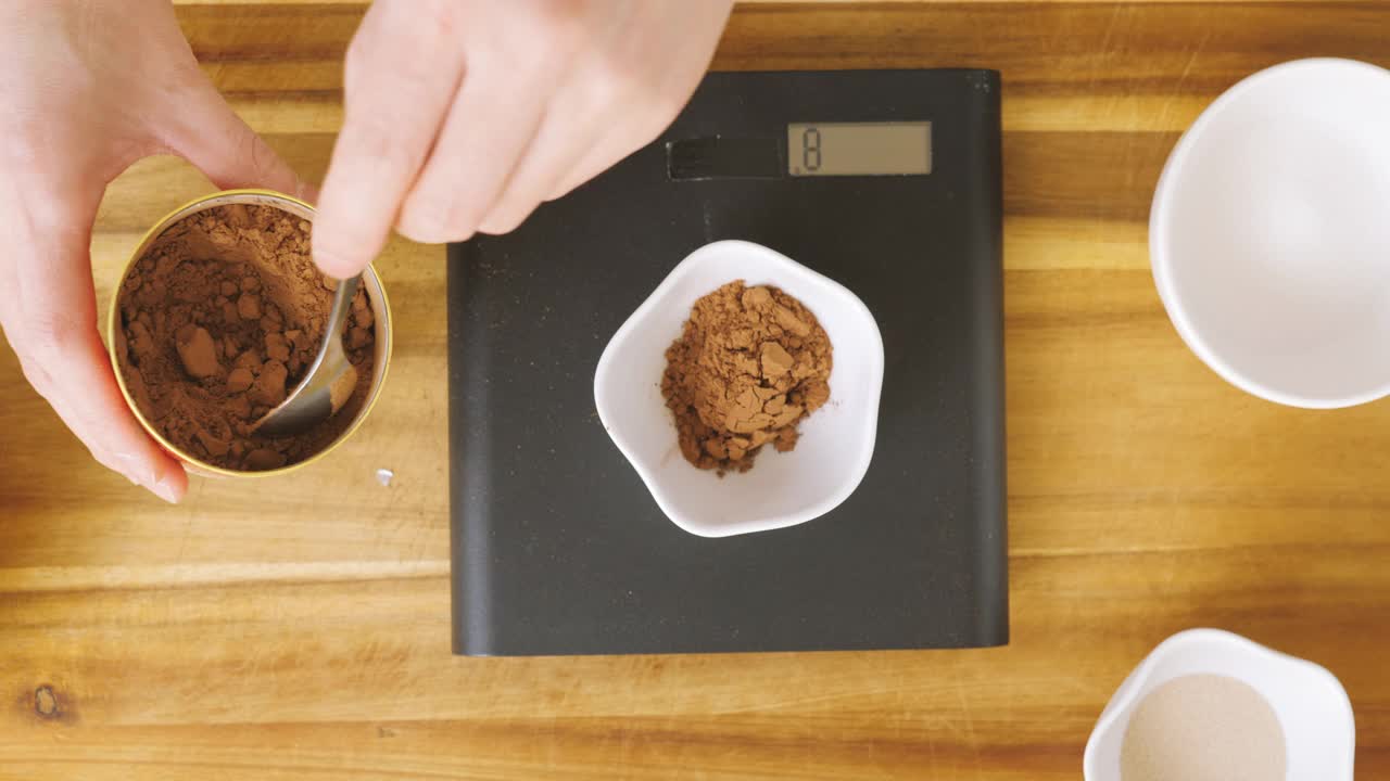 测量可可粉制作巧克力面包视频下载