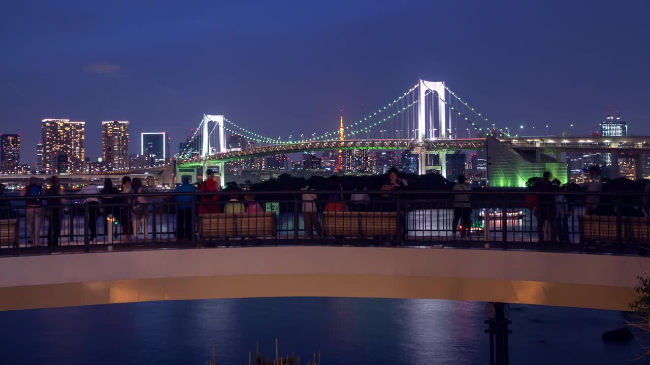 延时:东京彩虹桥的热门景点和游客人群在晚上视频下载