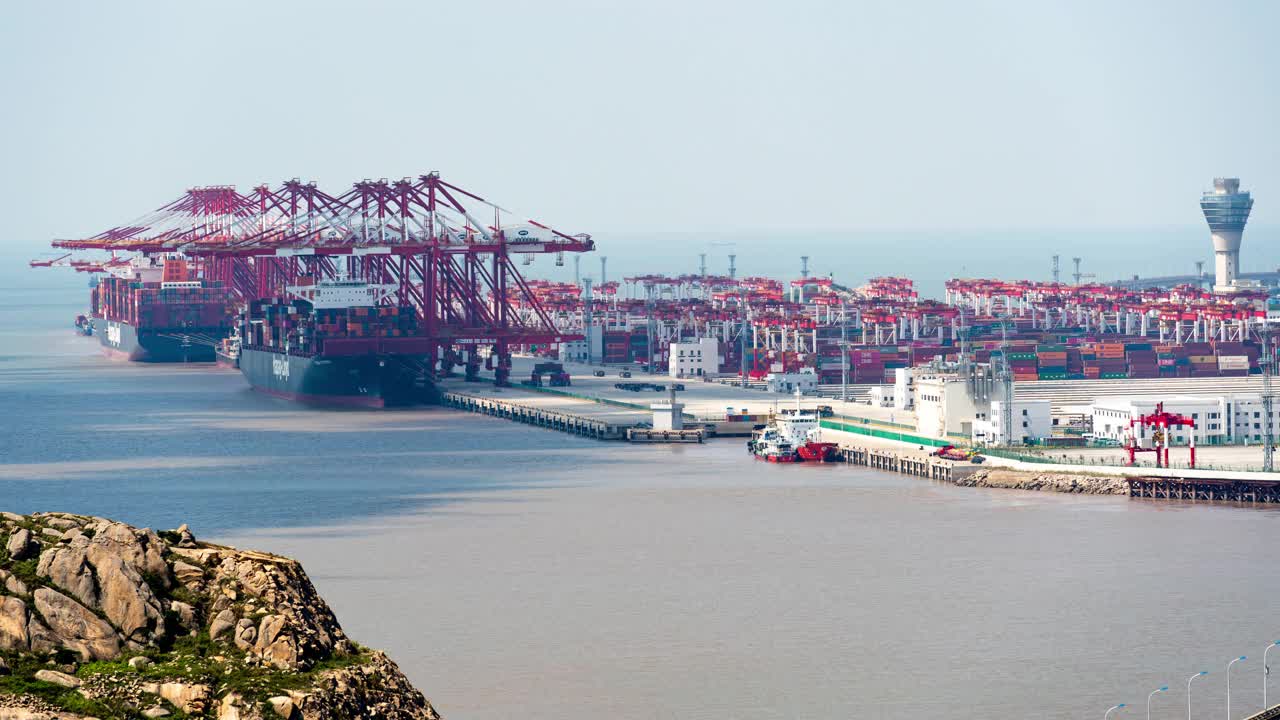 4k时间延时:集装箱船在自动化港口码头卸货。视频下载