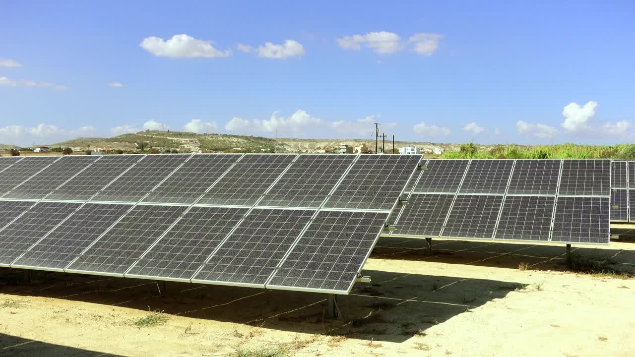 田野里布满灰尘的太阳能电池板。绿色自然能源收集。环保电源视频素材