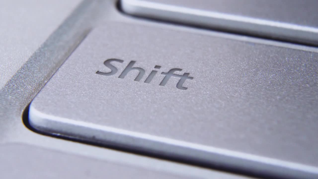 笔记本电脑键盘的极端特写。b卷宏电脑按键。电子商务的概念视频下载