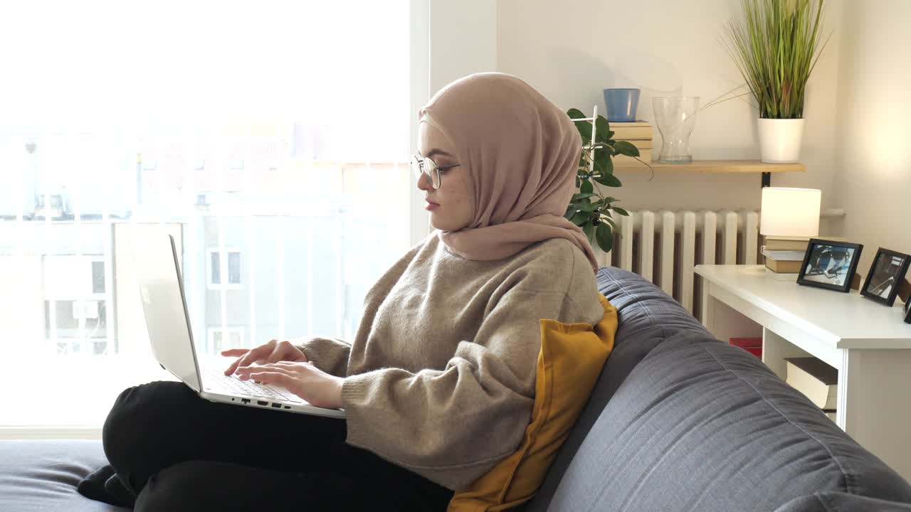 中东妇女在家工作时参加在线商务会议视频素材